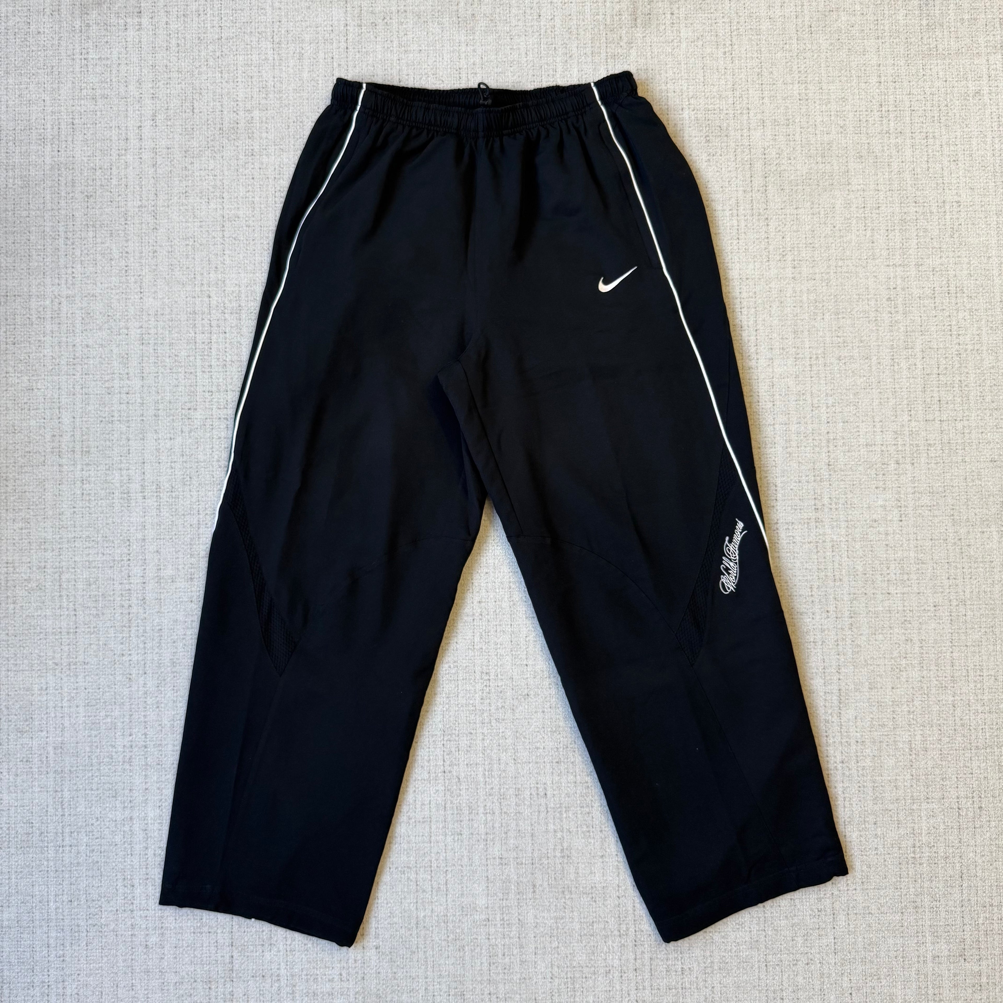 Supreme Nike Trainingshose (SS25) Schwarz